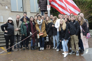 Foto di gruppo studenti del Battisti ed americani con i docenti davanti al Battisti - 16 marzo 2015